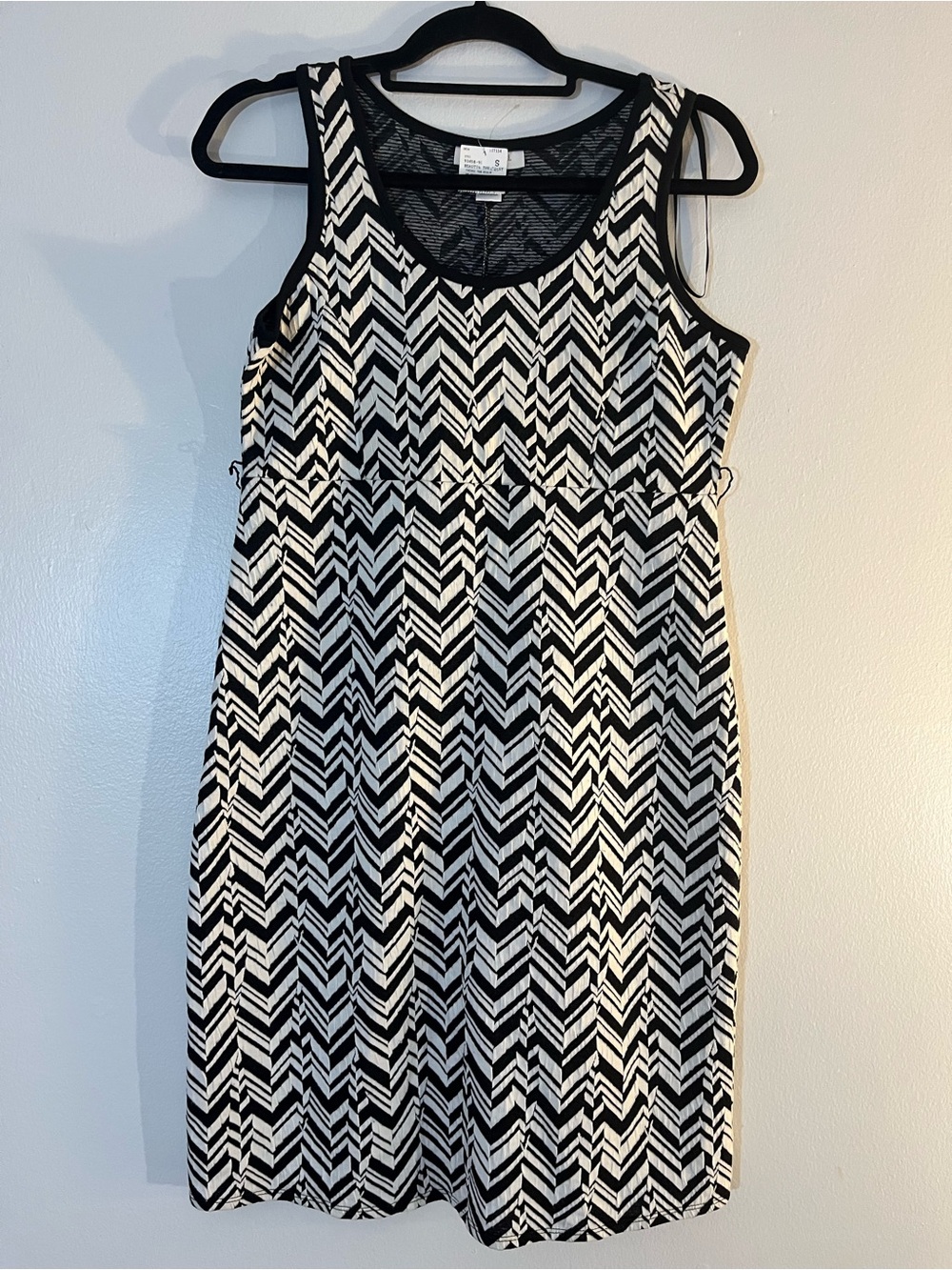 Motherhood Black & White Chevron Sleeveless Midi Dress size Small